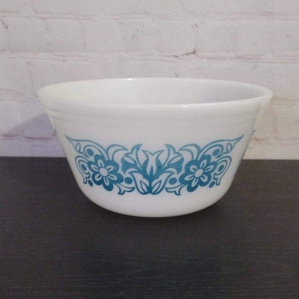 COPY - 𝅺VTG Federal Glass Co. Milk Glass White Mixing Bowl  Blue Tulip pattern